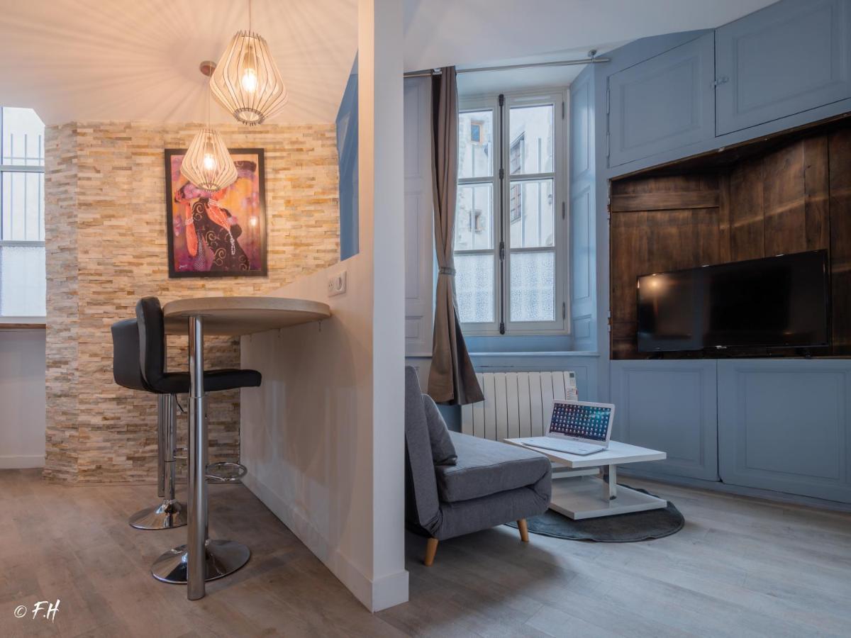 Le Vieux Laval Apartment ลาวาล ภายนอก รูปภาพ